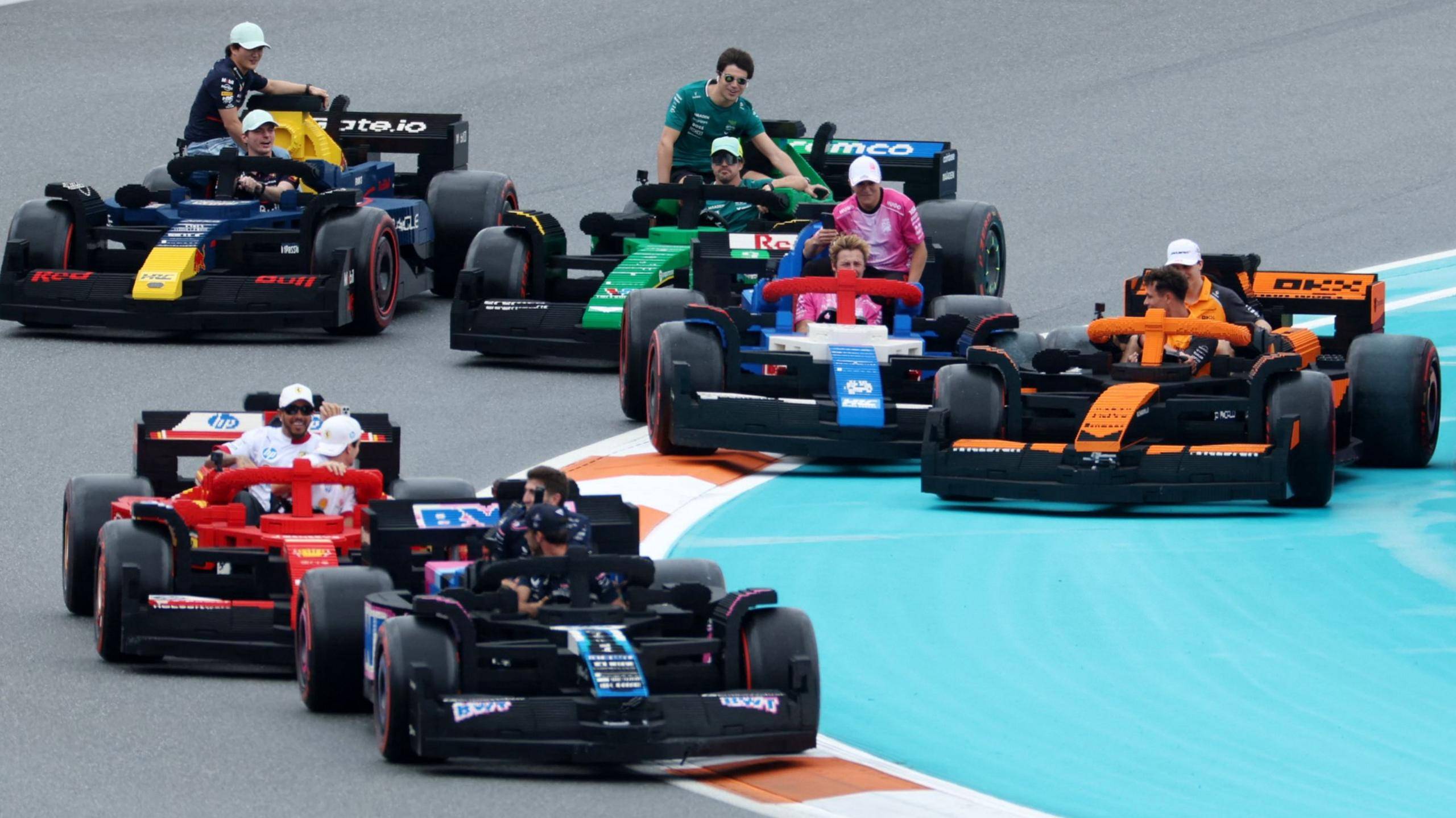 索伯车队险胜梅赛德斯，皮亚斯特里点燃赛场