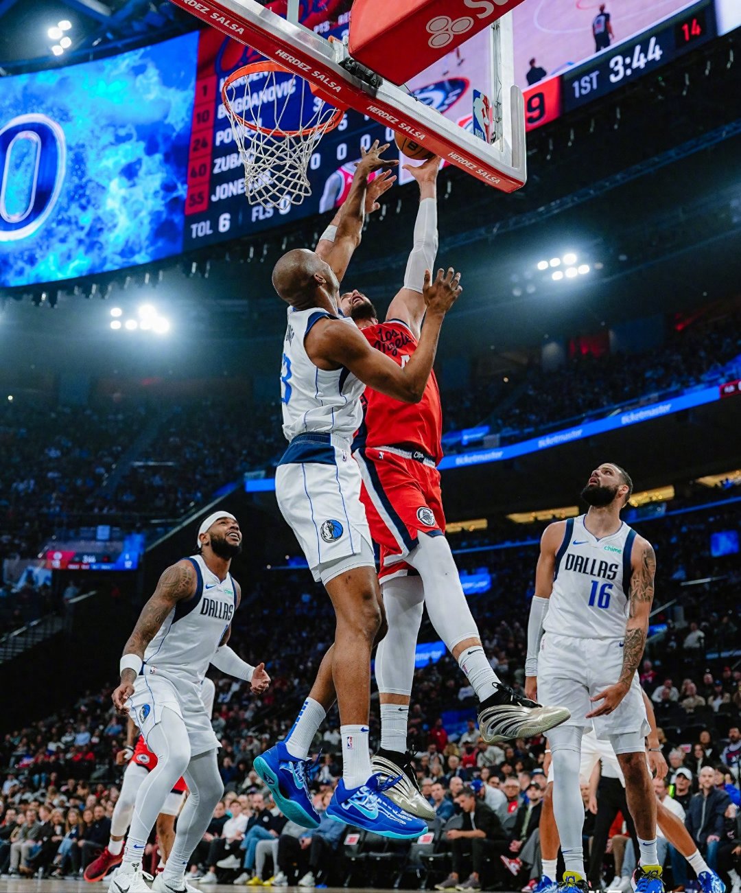 骑士完胜独行侠，乔治点燃赛场