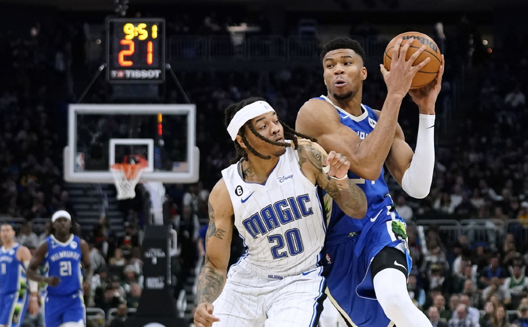 雄鹿横扫魔术，西亚卡姆带队取胜