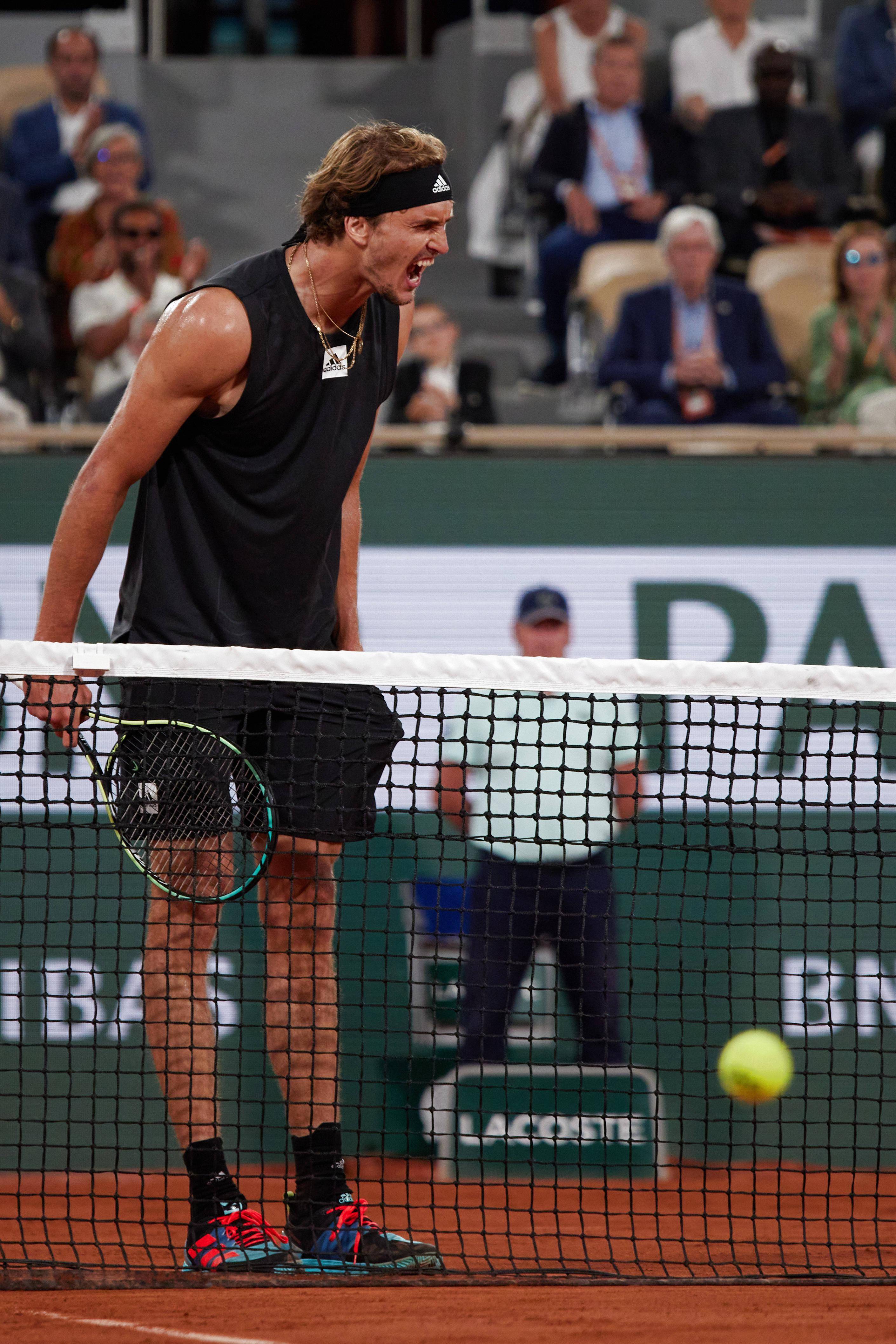 世界网球队轻取日本网球队，兹维列夫制霸全场