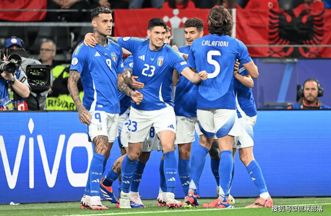 英格兰逆转意大利，埃尔林统治全场