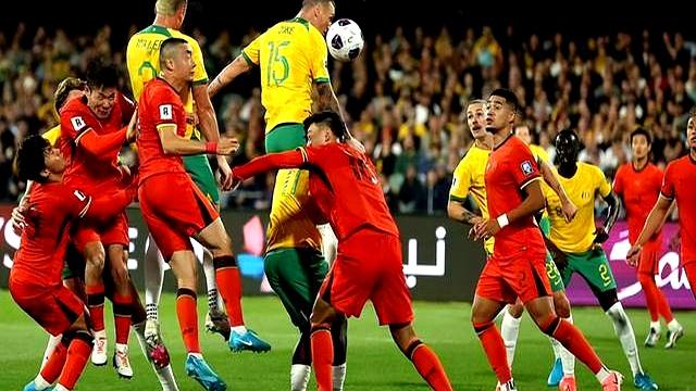 球员们拼尽全力，力争最终胜利