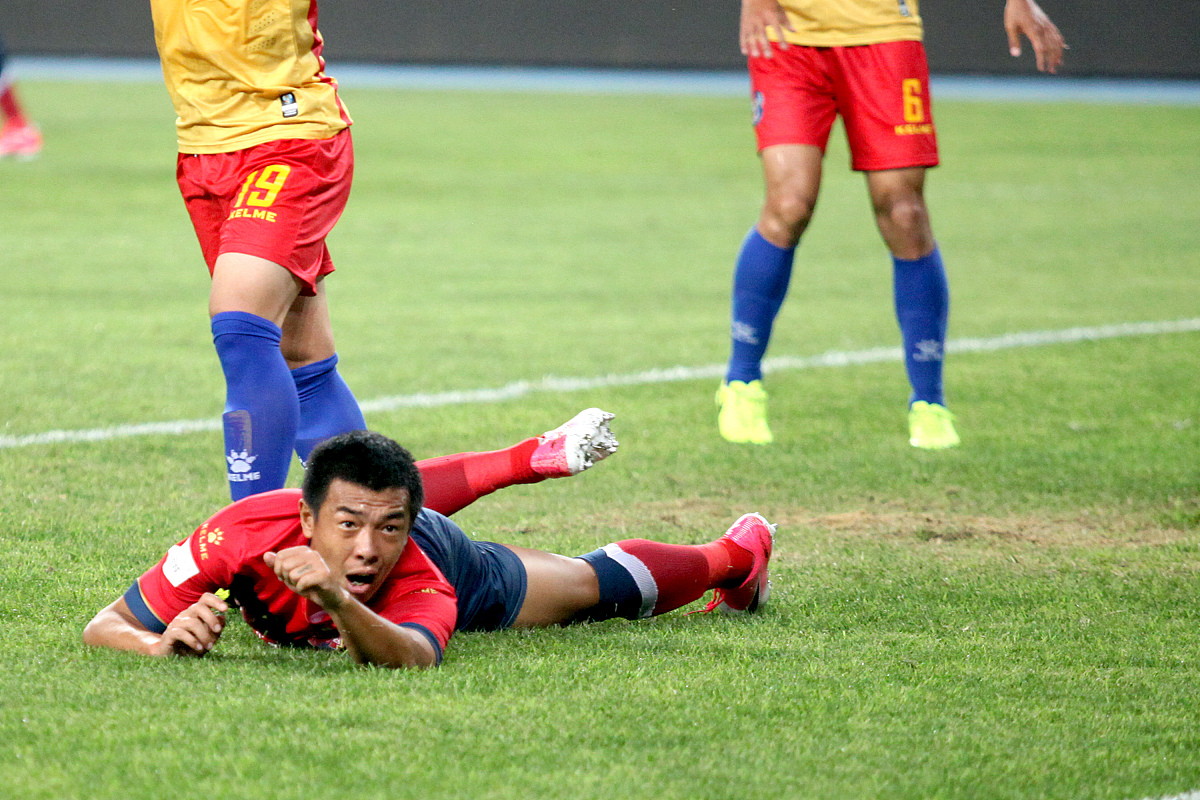 球员们拼尽全力，力争最终胜利