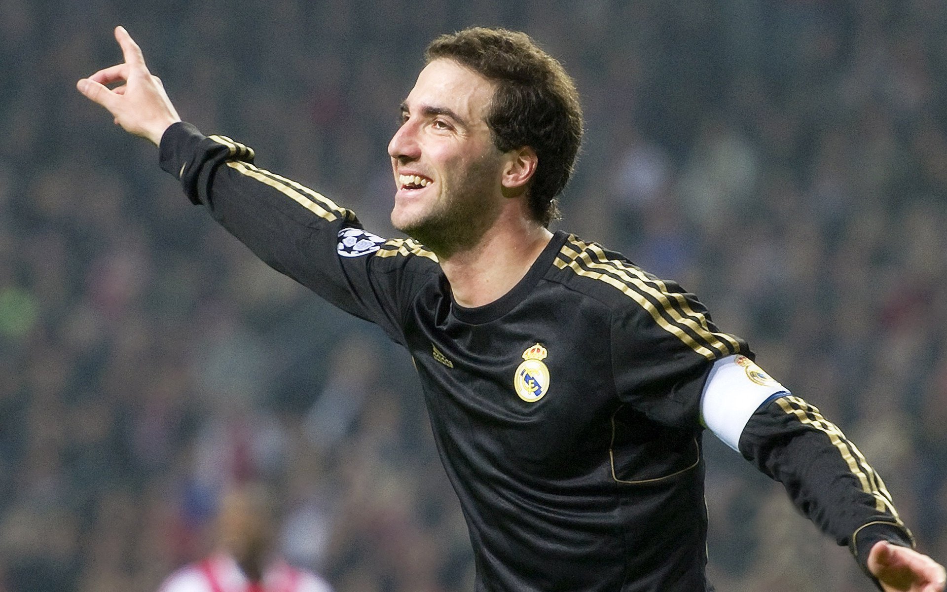 三笘薰闪耀全场，拜仁战术机器完美压制拉齐奥